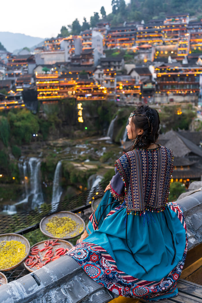 mujer apreciando la ciudad China de Lijian con vistas tradicionales chinas